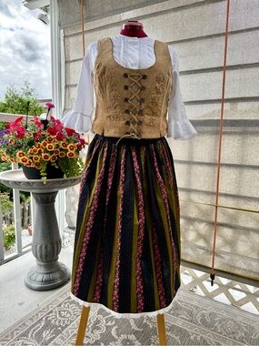 Traditional Trachten skirt in black, olive and pink tones. Vintage size 42